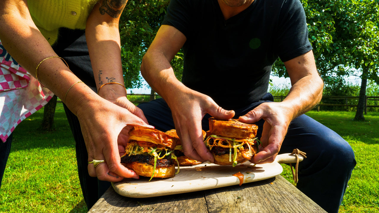 Burgerbun met gekonfijte shortrib in Koreaanse lak en koolsla